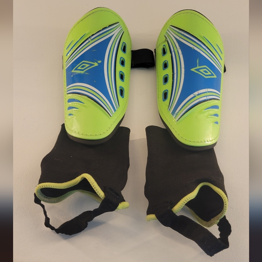 Umbro Soccer Youth Size XL Shin Guards